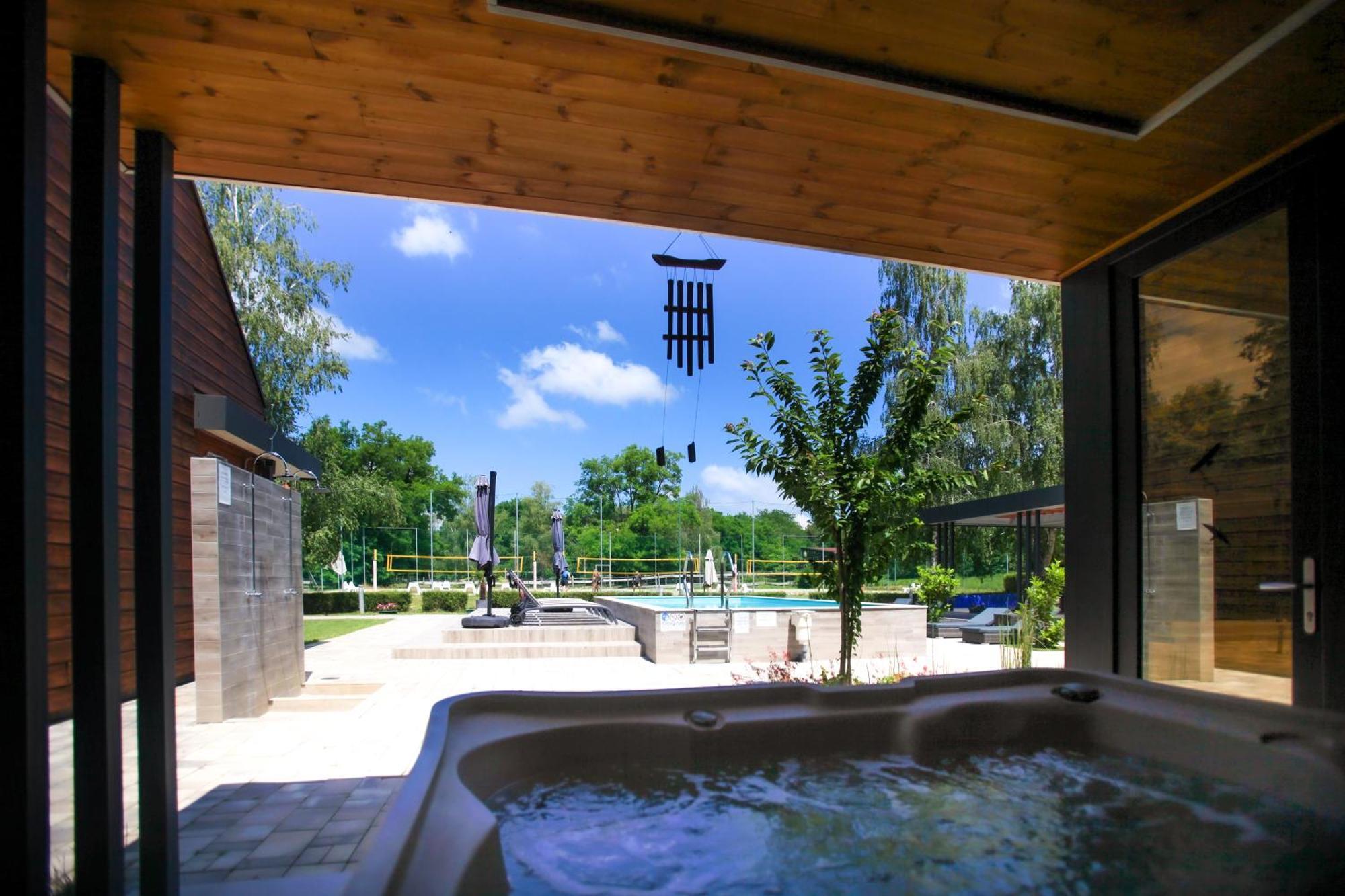 ホテル Mohacsi Wellness Vendeghaz Es Lovasklub エクステリア 写真