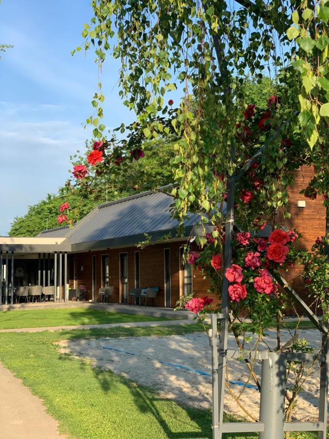 ホテル Mohacsi Wellness Vendeghaz Es Lovasklub エクステリア 写真